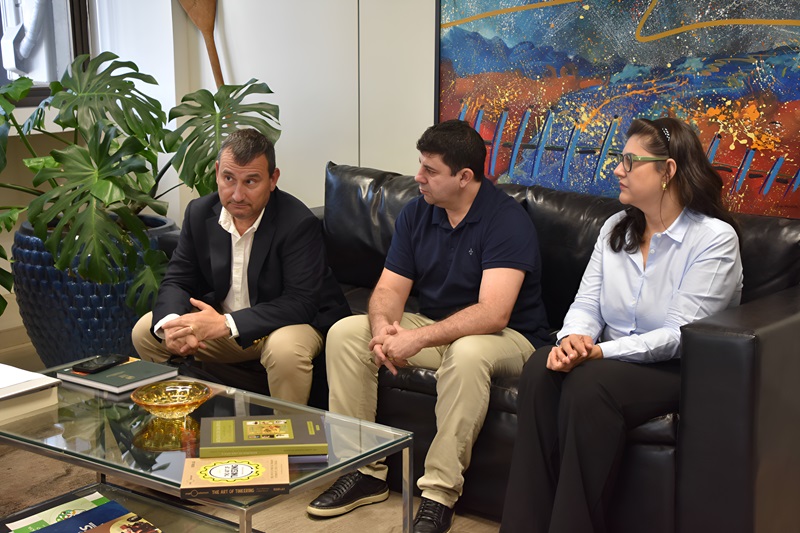 Educação como Prioridade A empresa chilena Arauco, com histórico de investimentos em educação desde os anos 1980, planeja replicar seu modelo educacional em Inocência.