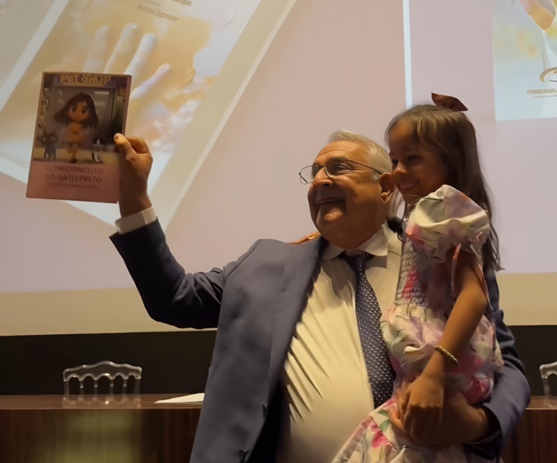  Jerson Domingos entregou uma cópia do livro a uma jovem escritora de oito anos, simbolizando o compromisso com o futuro das crianças e a educação.