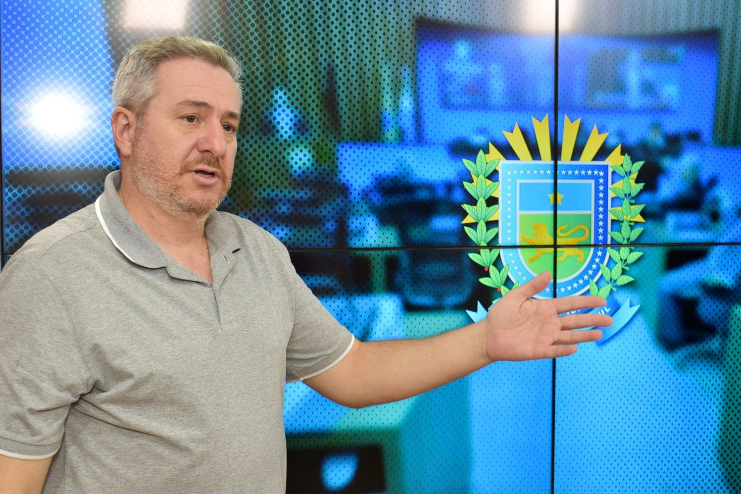 Alessandro Perin no estúdio da TV ALEMS 