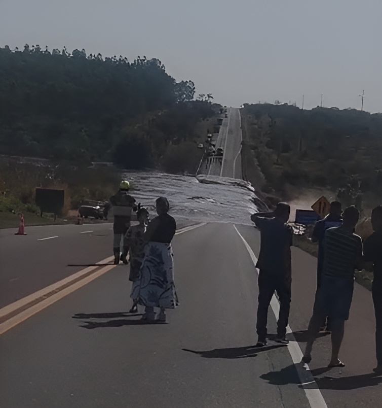 Água atinge a BR-163 e gera transtornos no tráfego