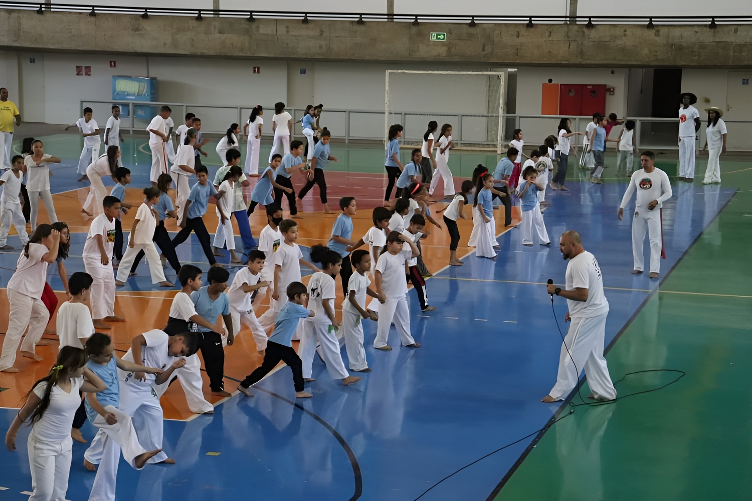 Aula de capoeira do mestre Amauri em uma escola pública