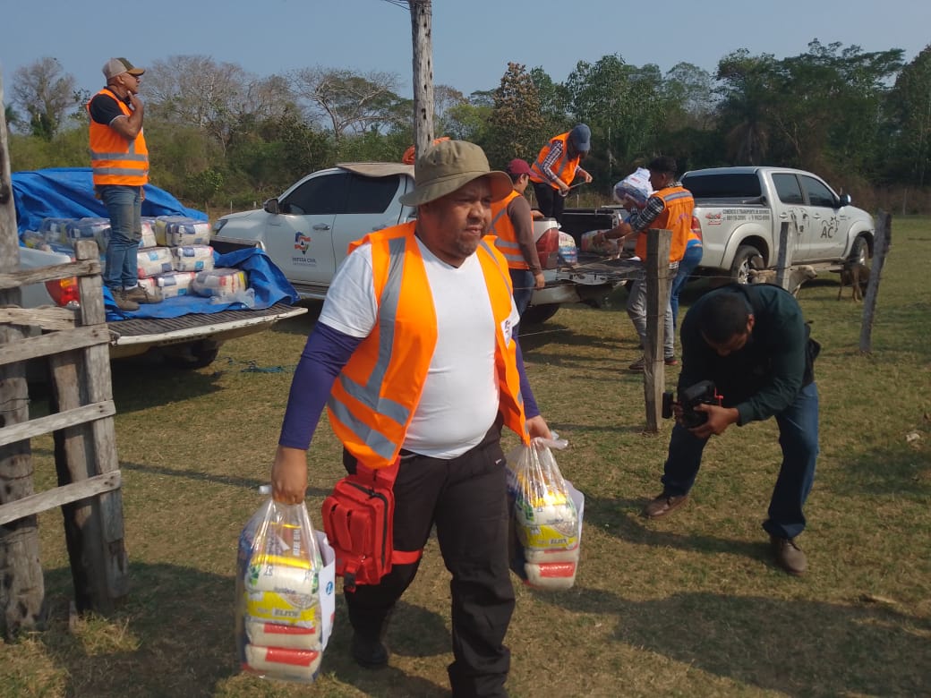 Cestas básicas chegando nas comunidades (Foto: Leonardo Rocha)