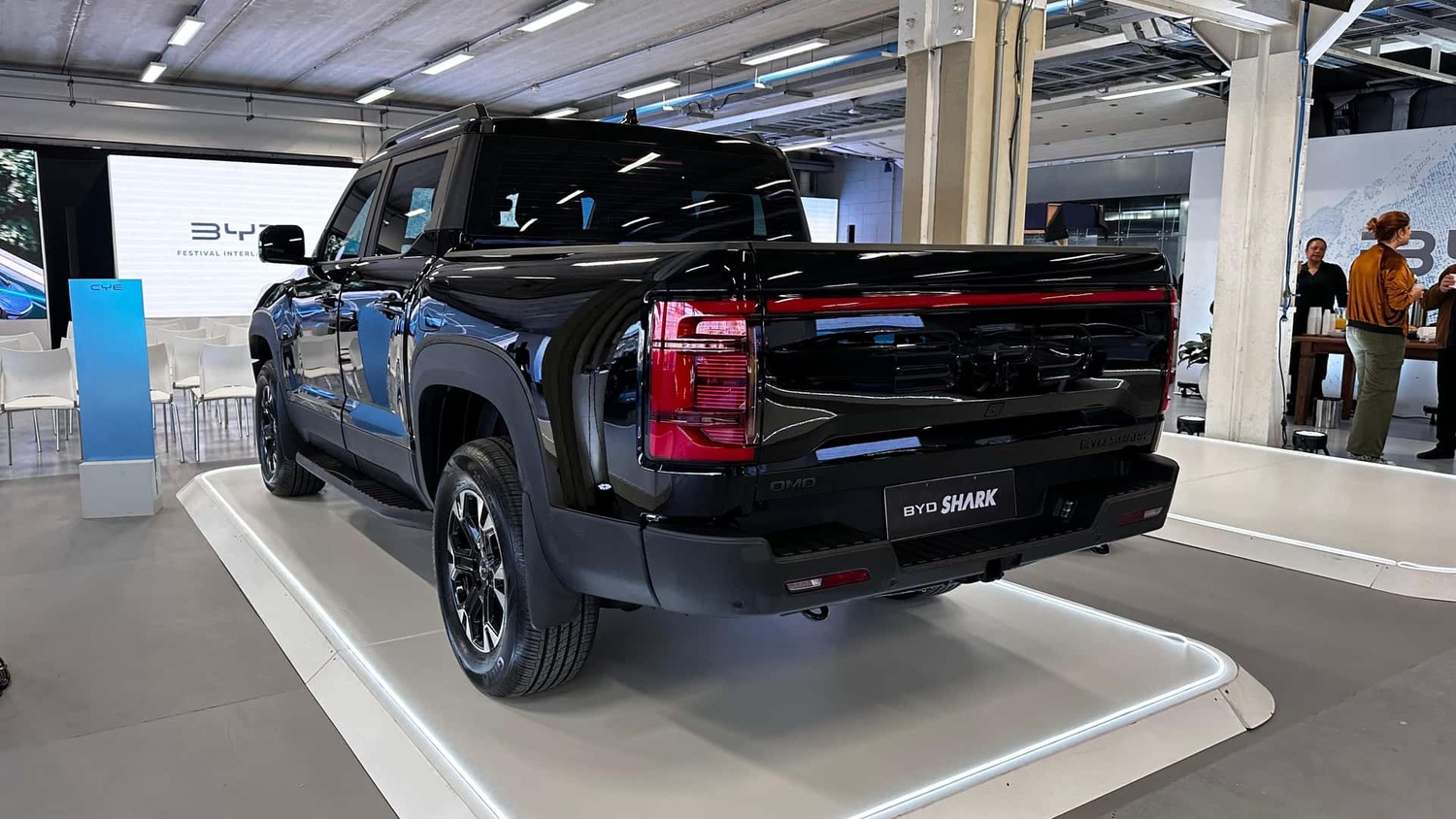 A picape híbrida BYD Shark chega ao Uruguai com preços entre R$ 387 mil e R$ 406,5 mil, trazendo alta tecnologia e previsão de estreia no Brasil ainda em 2024.