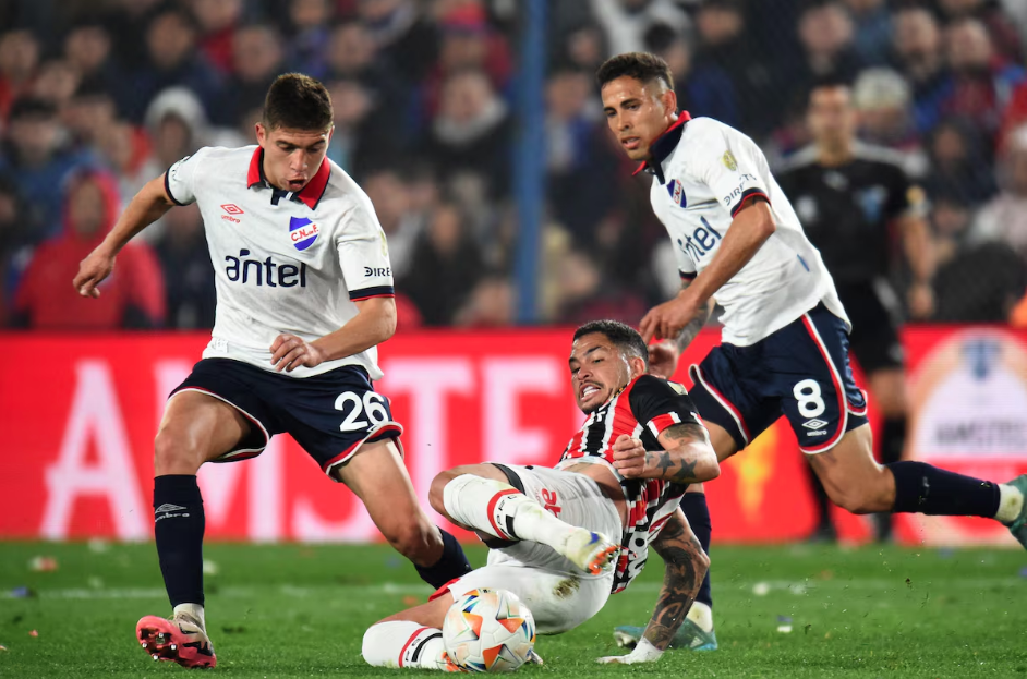 Lucas apresentou breve lampejo criativo, mas passou maior parte do jogo isolado na lateral