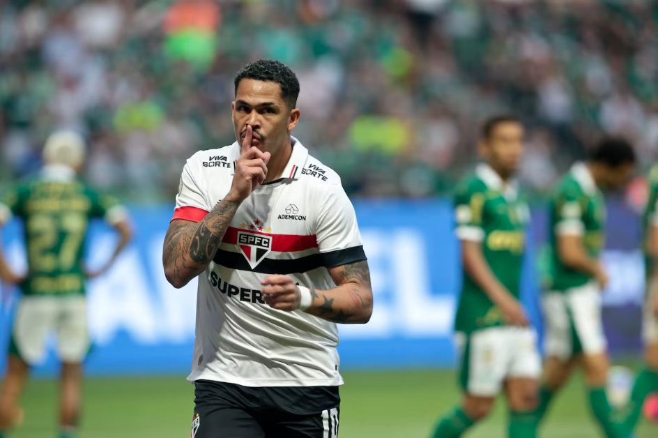 Luciano recebeu amarelo por provocações na comemoração do gol de empate e, depois, expulso por falta no setor defensivo