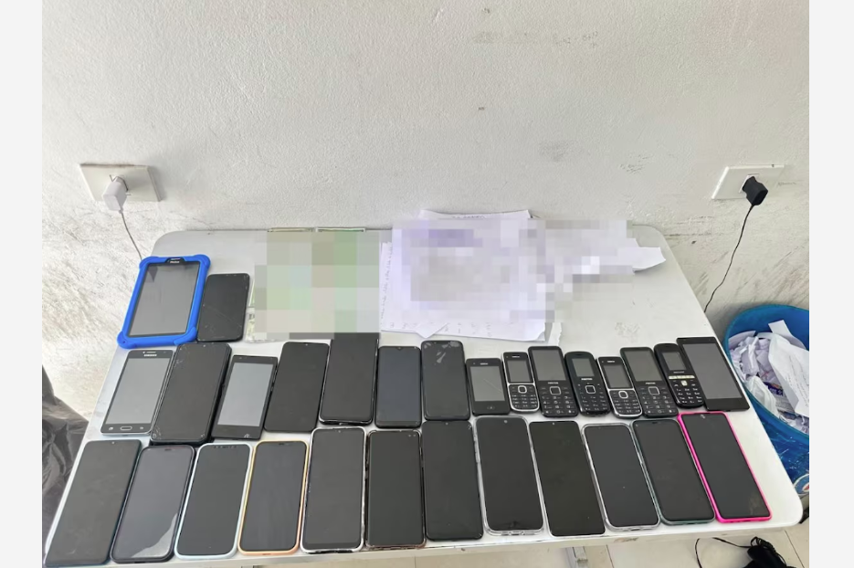 Celulares e chips que eram usados pelos criminosos foram apreendidos pela polícia no local onde eram aplicados os golpes