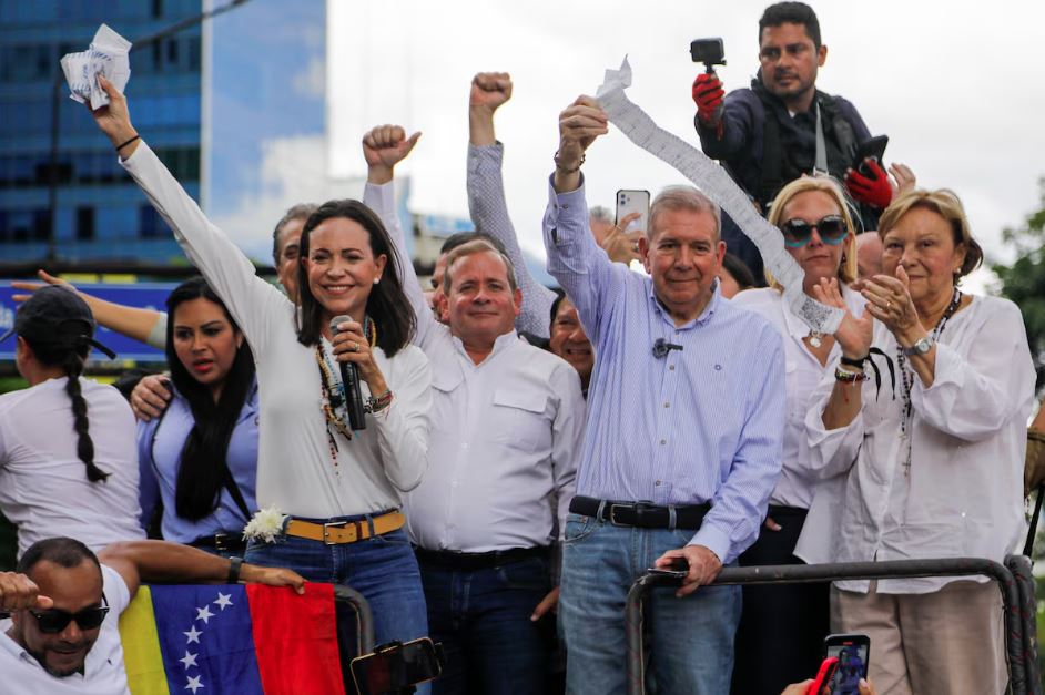 A líder opositora María Corina Machado (à esquerda), impedida pela ditadura de concorrer à eleição, e o candidato opositor, Edmundo González Urrutia, participação de manifestação em Caracas