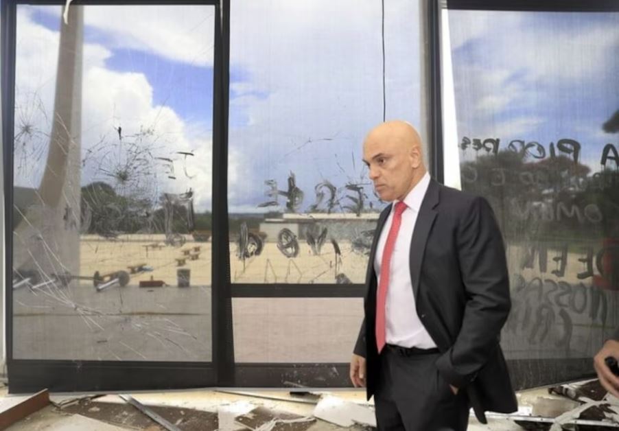 Ministro Alexandre de Moraes visita o edifício sede do STF após depredação de bolsonaristas no dia 8 de janeiro