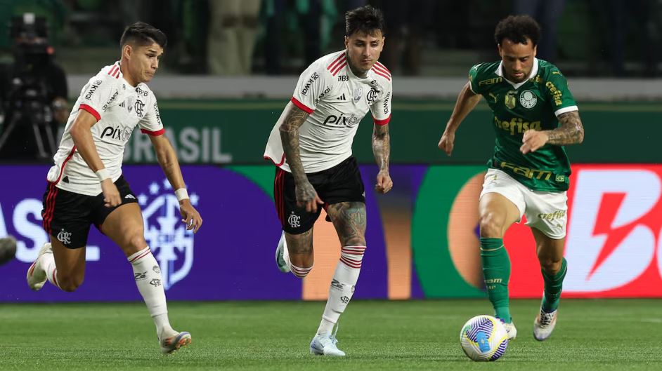 O jogador Felipe Anderson, da SE Palmeiras, disputa bola com o jogdor do CR Flamengo, durante partida válida pelas oitavas de final, da Copa do Brasil, na arena Allianz Parque
