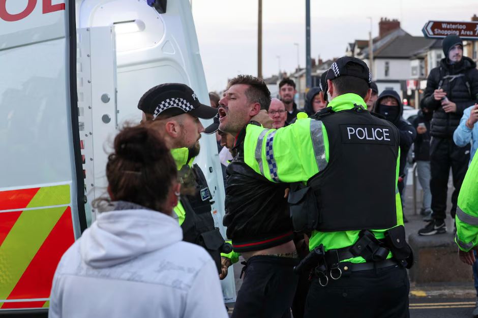 Outro homem foi preso em Blackpool, onde um grupo de menos de 100 pessoas participava de um protesto anti-imigração