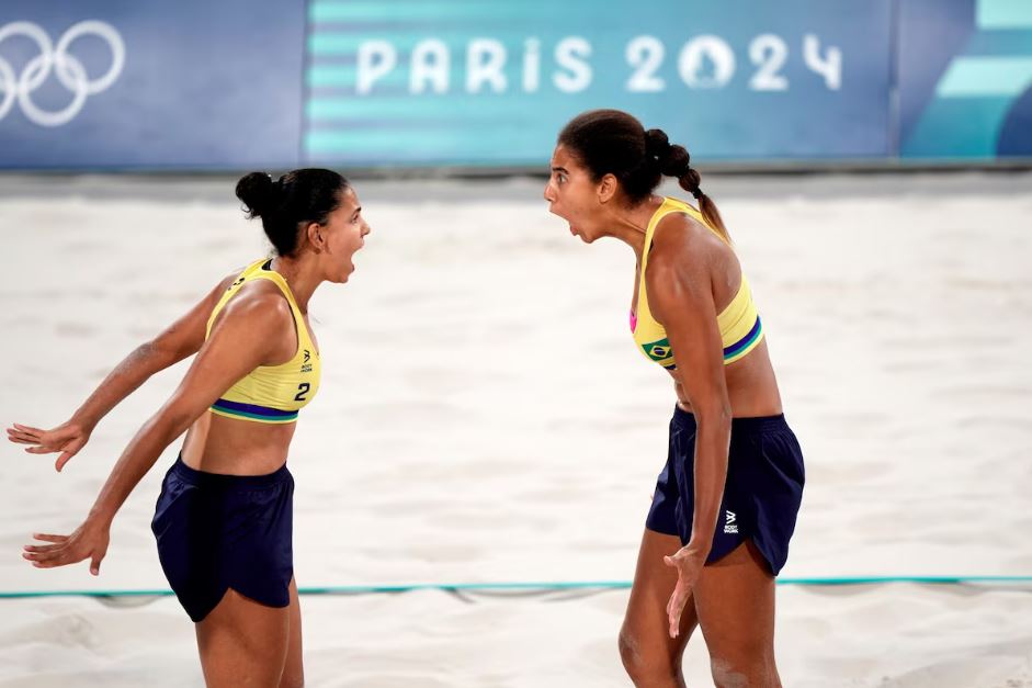 Duda e Ana Patrícia vibram com ponto na final olímpica do vôlei de praia em Paris
