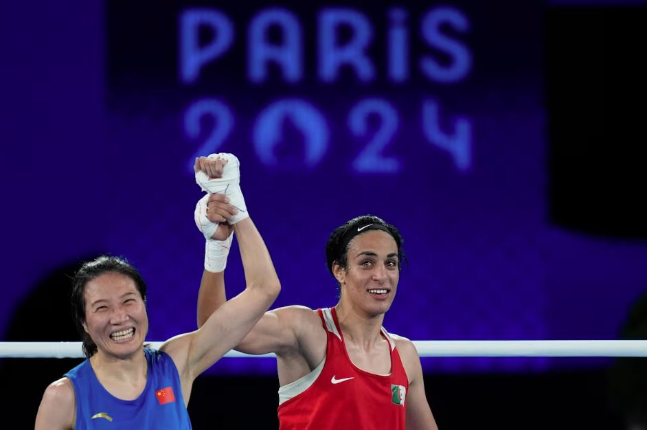 Imane Khelif, ao lado da chinesa Yang Liu, que mesmo perdendo a luta fez questão de cumprimentar a adversária e erguer o seu braço após o resultado dos juízes