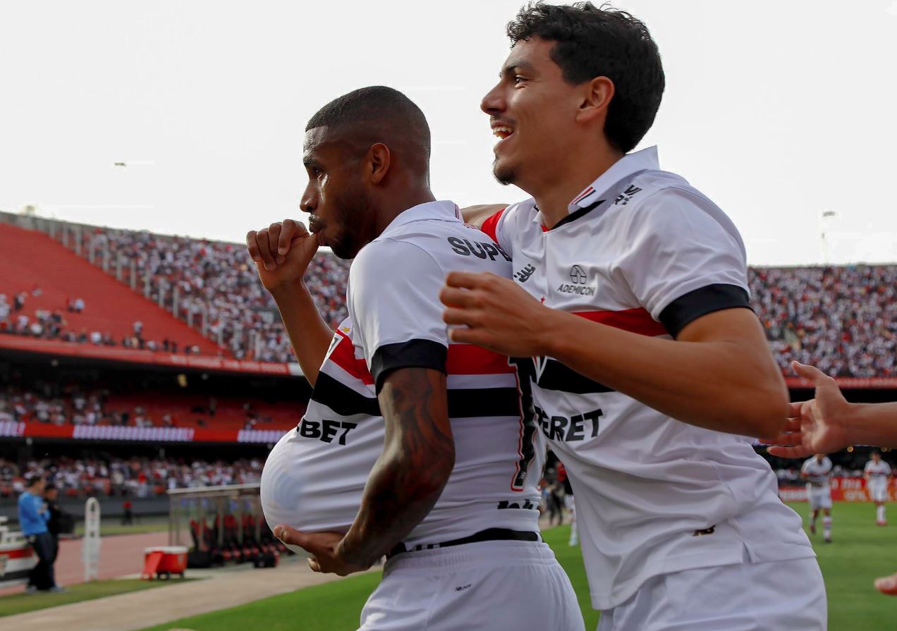 André Silva comemora gol do São Paulo com Michel Araújo
