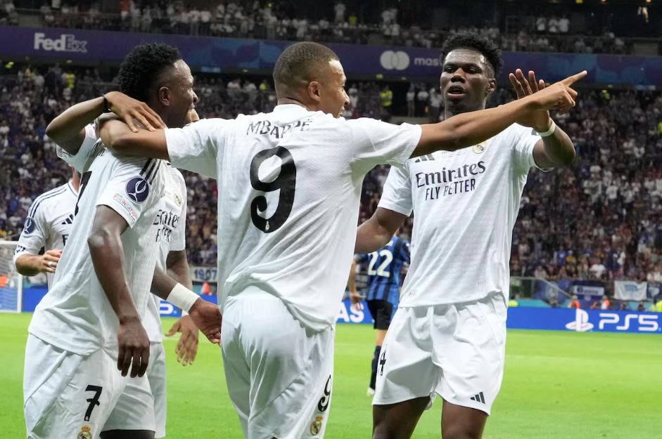 Mbappé recebeu o carinho dos novos companheiros, incluindo Vini Jr, depois de marcar primeiro gol pelo Real Madrid