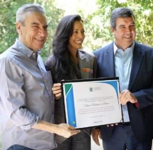 Deputado e governador entregam diploma à empresária