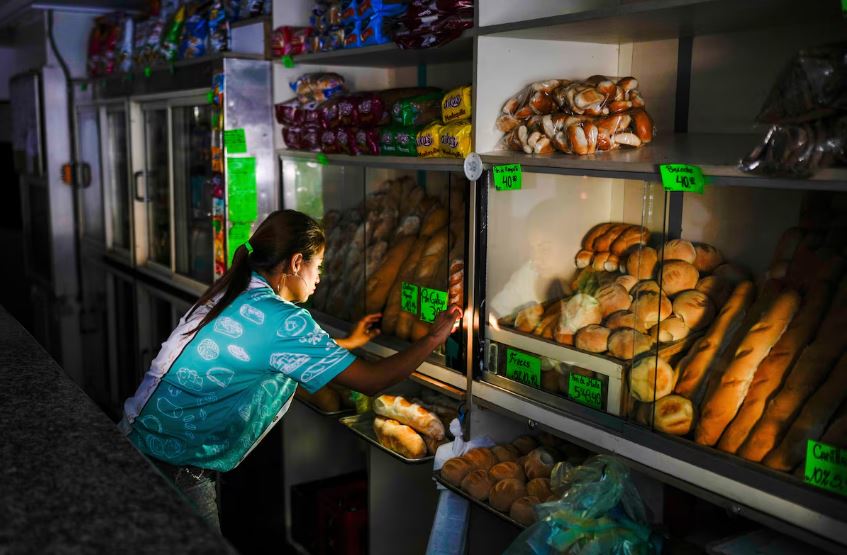 Uma padaria sem energia elétrica durante apagão em Caracas