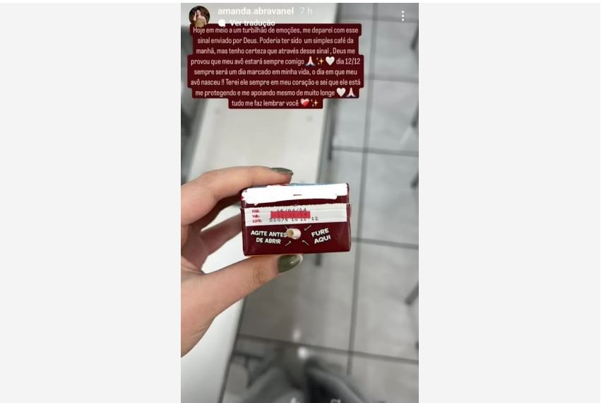 Amanda Abravanel compartilhou que, ao tomar um achocolatado, reparou que a data de validade do produto correspondia a data de nascimento de seu avô, 12 de dezembro