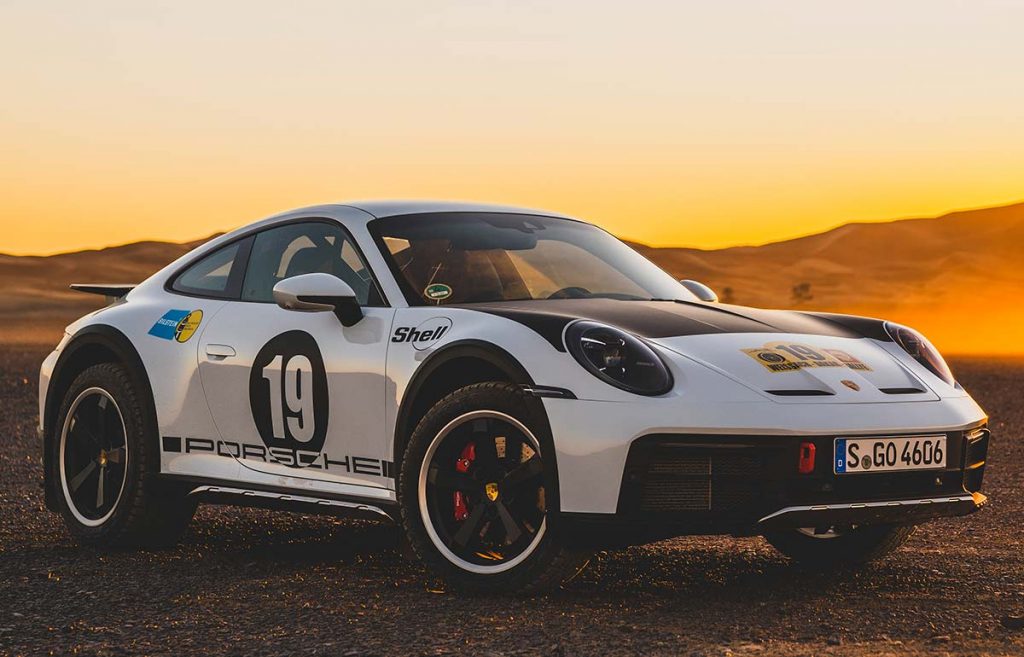 Como exemplo, personalizar um 911 Dakar exige cuidado. A versão tem 50 mm a mais de altura e oferece três opções de adesivos.