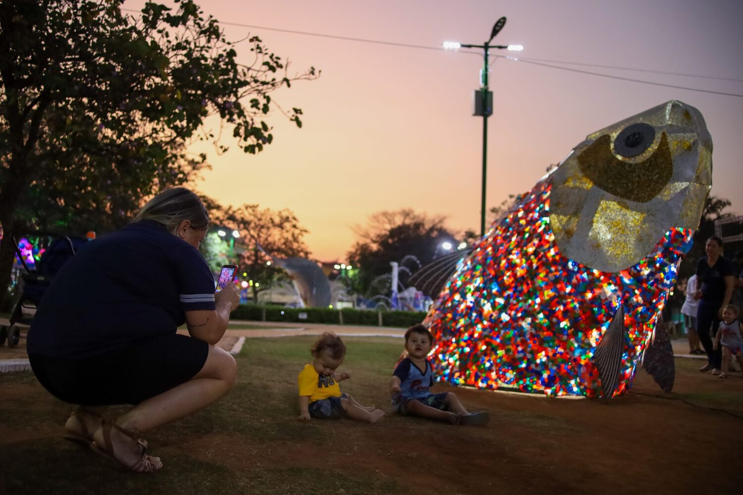 Professora Vanusa Recalde, moradora de Bonito, foi conferir de perto, ao lado dos filhos Théo e o Gael, os preparativos na Praça da Liberdade