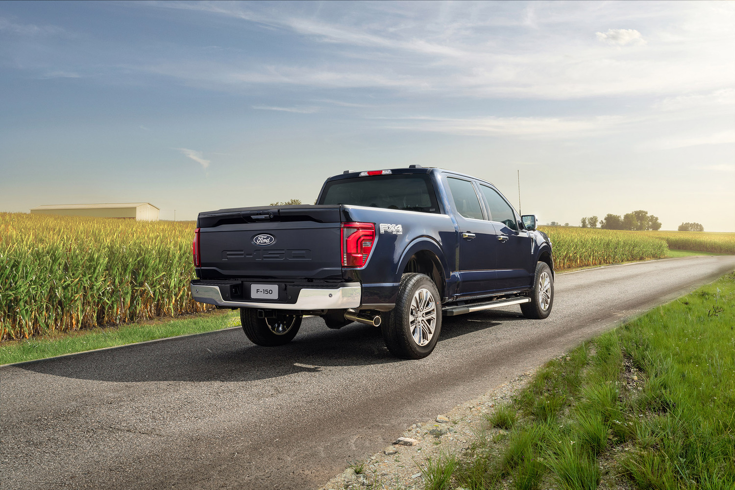 Design atualizado: O modelo 2024 apresenta uma nova frente, traseira e interior redesenhados, além de ser o primeiro a trazer o logotipo oval modernizado da Ford.