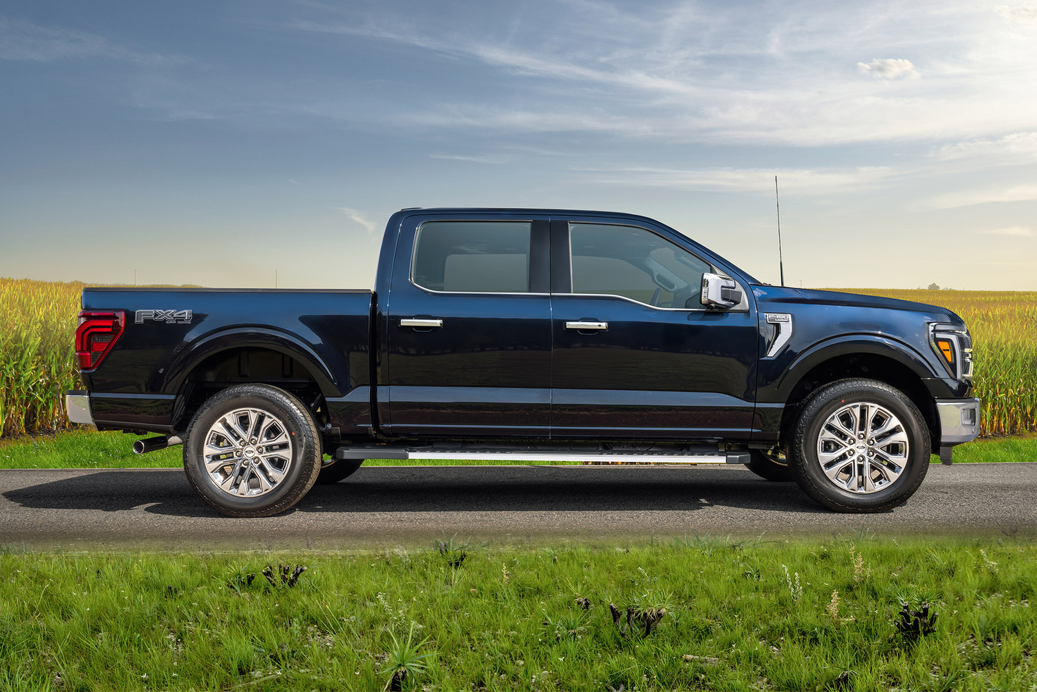 Versões Lariat e Lariat Black: A F-150 chega ao Brasil em duas versões topo de linha com motor V8, diferenciadas pelo estilo de acabamento  clássico e cromado na Lariat, ou esportivo e preto na Lariat Black