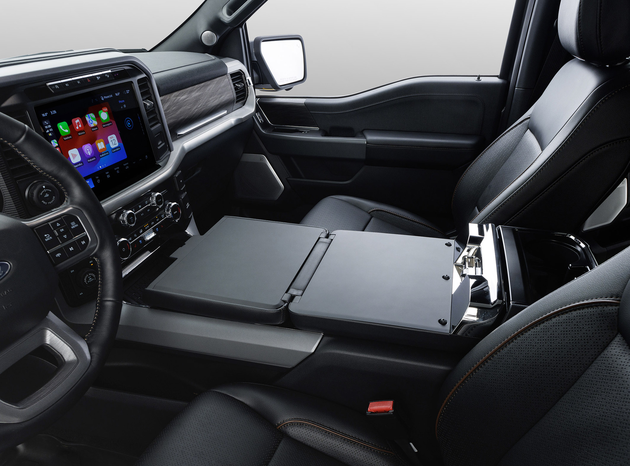 Tecnologias avançadas de segurança: A F-150 vem equipada com sistemas como piloto automático adaptativo, monitoramento de ponto cego, assistente de manobras evasivas e câmera 360 graus
