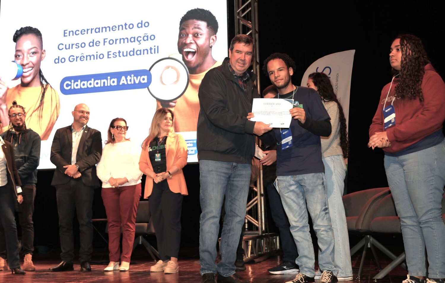 Entrega da certificação dos participantes e o lançamento da capa do 1º e-book do Grêmio Estudantil