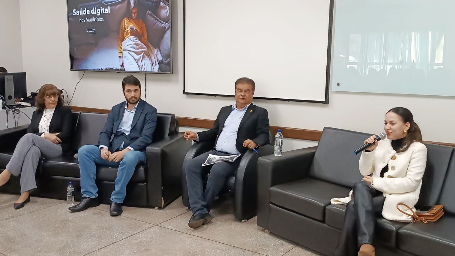 Após a palestra foi realizada uma mesa redonda de discussões sobre a telemedicina e telematriciamento em saúde indígena
