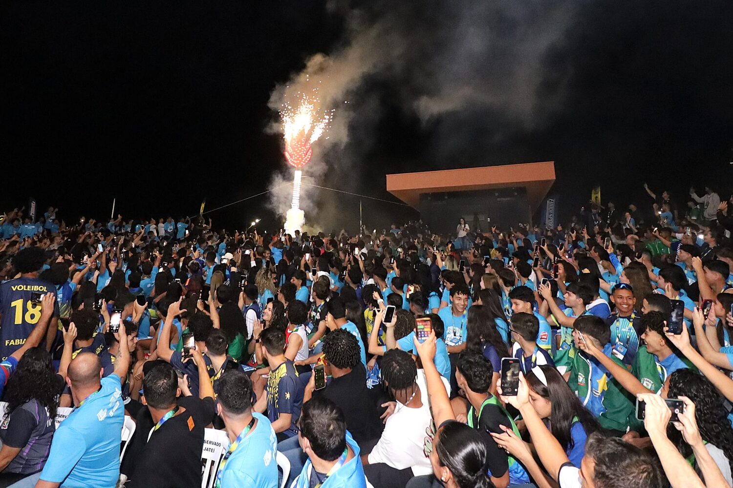 Momento em que a pira dos Jogos foi acesa