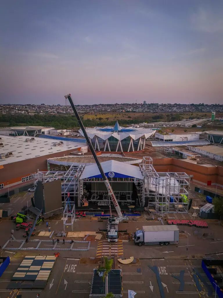 Montagem do palco para o Luan City Festival no estacionamento do Shopping Bosque dos Ipês, em Campo Grande