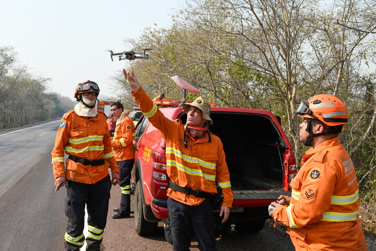 Bombeiros usam drones para auxiliar na visualização dos focos de incêndio