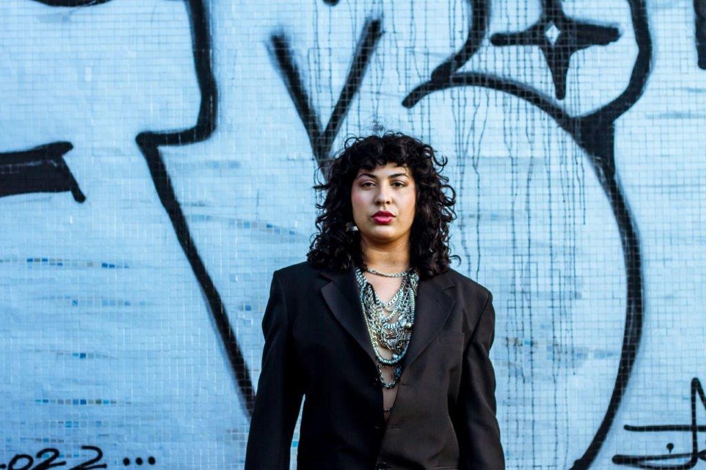 Homenagem a Djavan na sexta-feira: Karla Coronel apresenta, no dia 30, um tributo a Djavan, revisitando os clássicos da MPB com interpretações emocionantes e arranjos que exploram a riqueza das composições.