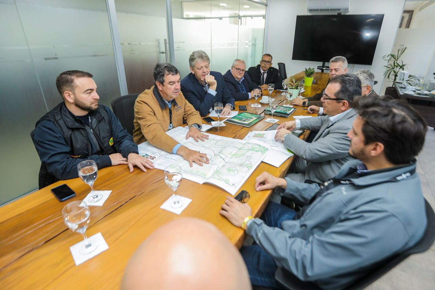 Encontro entre os governadores de Mato Grosso do Sul, Eduardo Riedel, e do departamento de Santa Cruz, Mario Aguilera