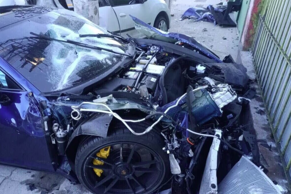 Porsche e Sandero envolvidos no acidente na avenida Salim Farah Maluf que deixou um morto e um ferido 
