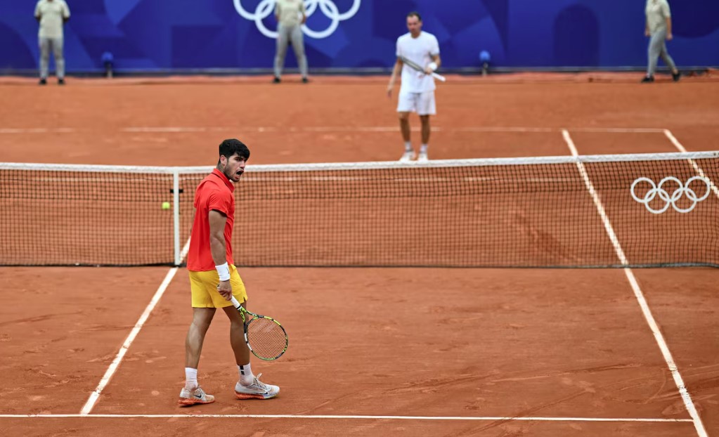 Espanhol Carlos Alcaraz derrotou o atleta individual neutro Roman Safiullin no tênis simples na terça-feira, 31, em Paris