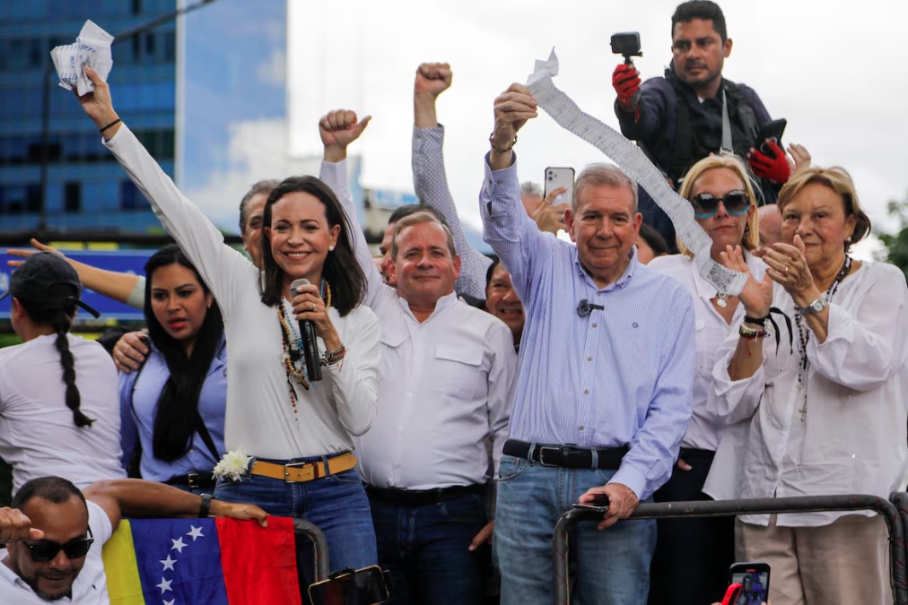 A líder opositora María Corina Machado (à esquerda), impedida pela ditadura de concorrer à eleição, e o candidato opositor, Edmundo González Urrutia, participação de manifestação em Caracas  