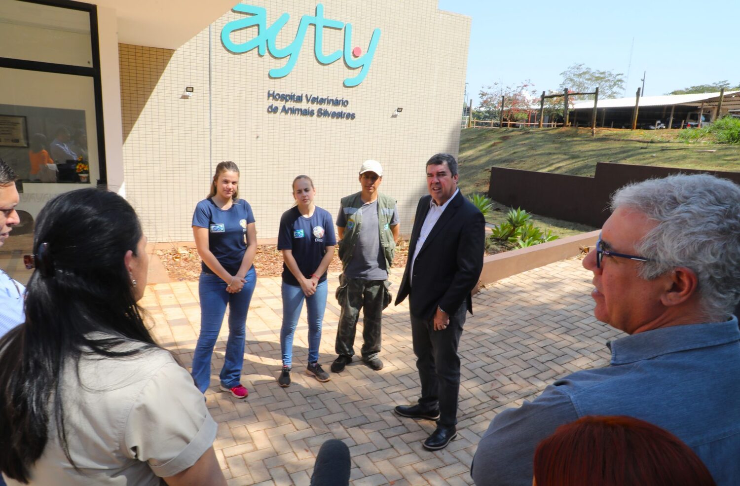 O governador Eduardo Riedel acompanhando o atendimento aos animais silvestres, que é realizado no Hospital Veterinário Ayty