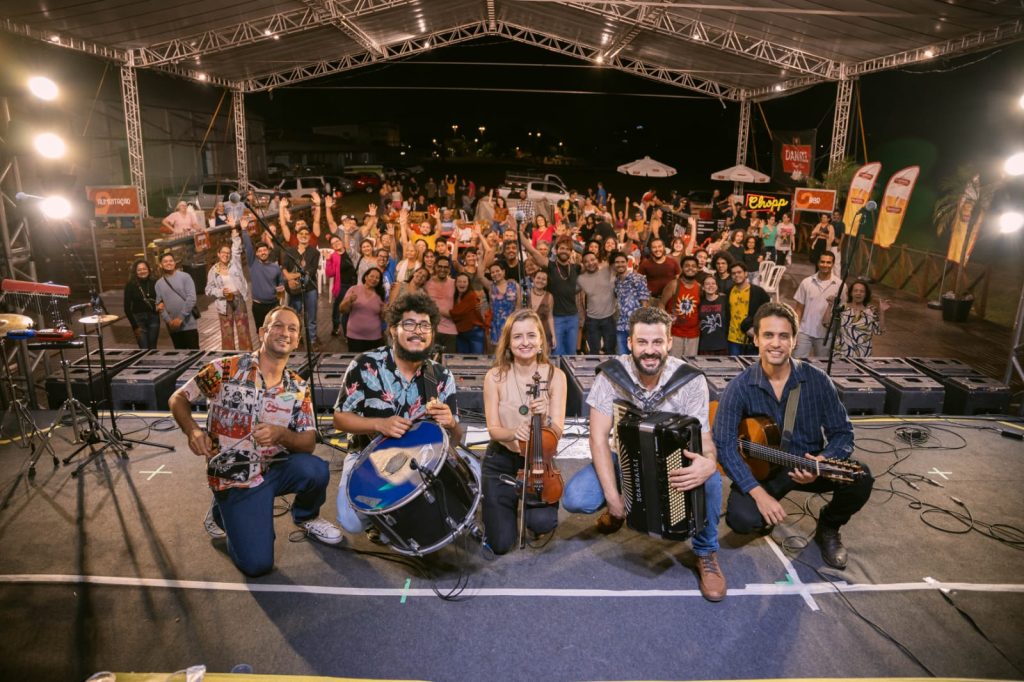 Com forró arrasta-pé, Flor de Pequi não vai deixar ninguém parado em Aquidauana (Foto: Divulgação)
