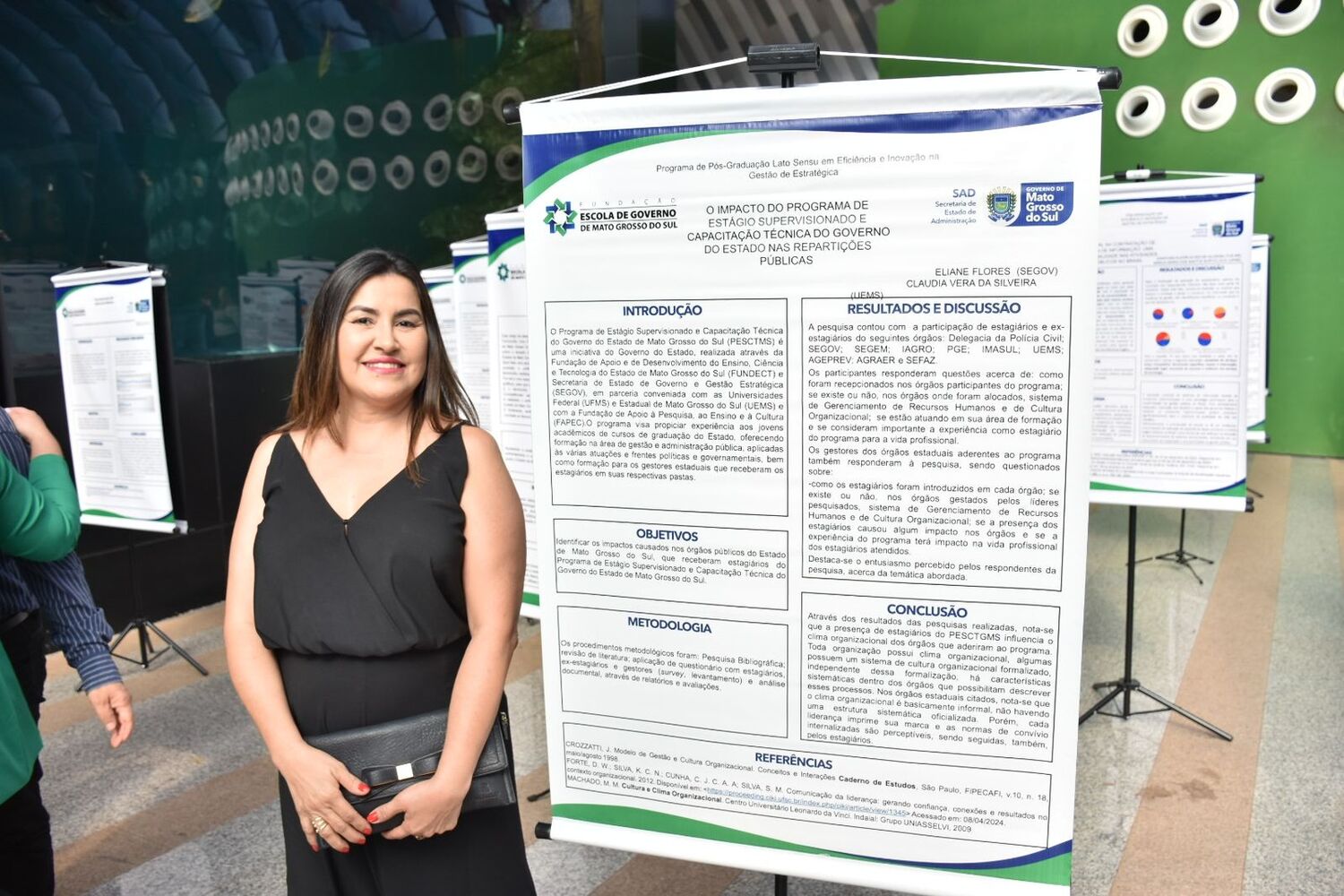 Eliane Flores expondo seu TCC no evento de encerramento da pós-graduação