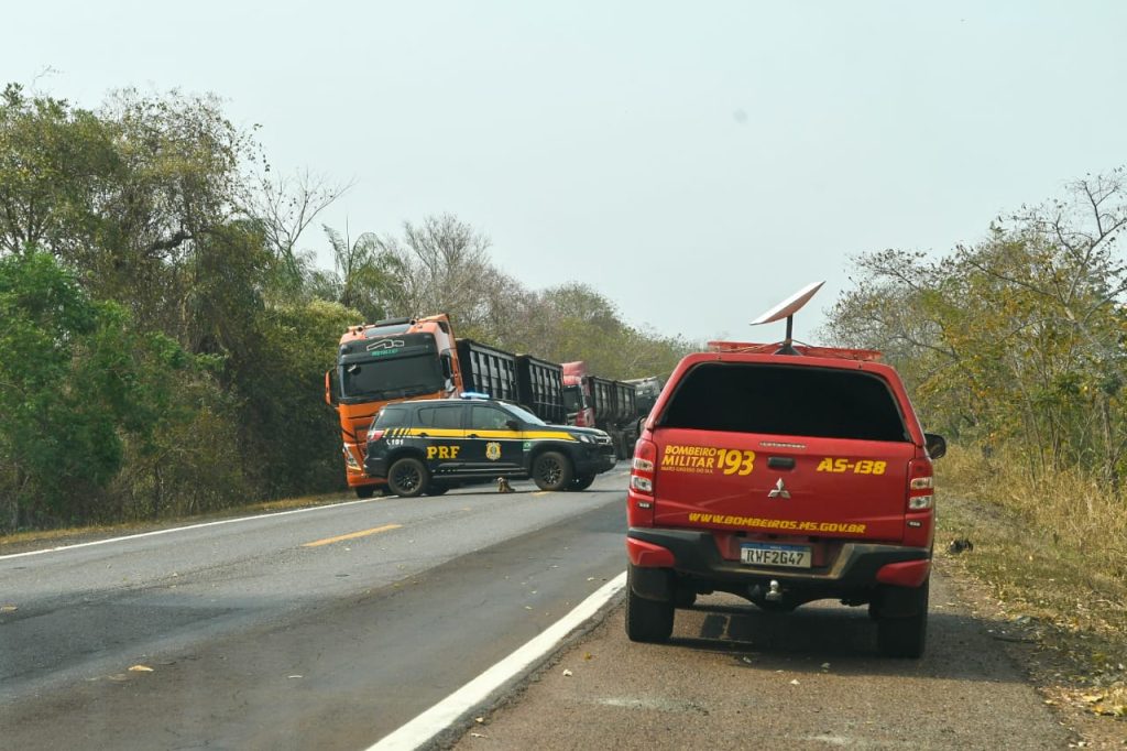 Controle de tráfego na BR-262 acontece em esquema Pare e Siga, sob escolta de equipe policial; PRF e PM atuam na situação
