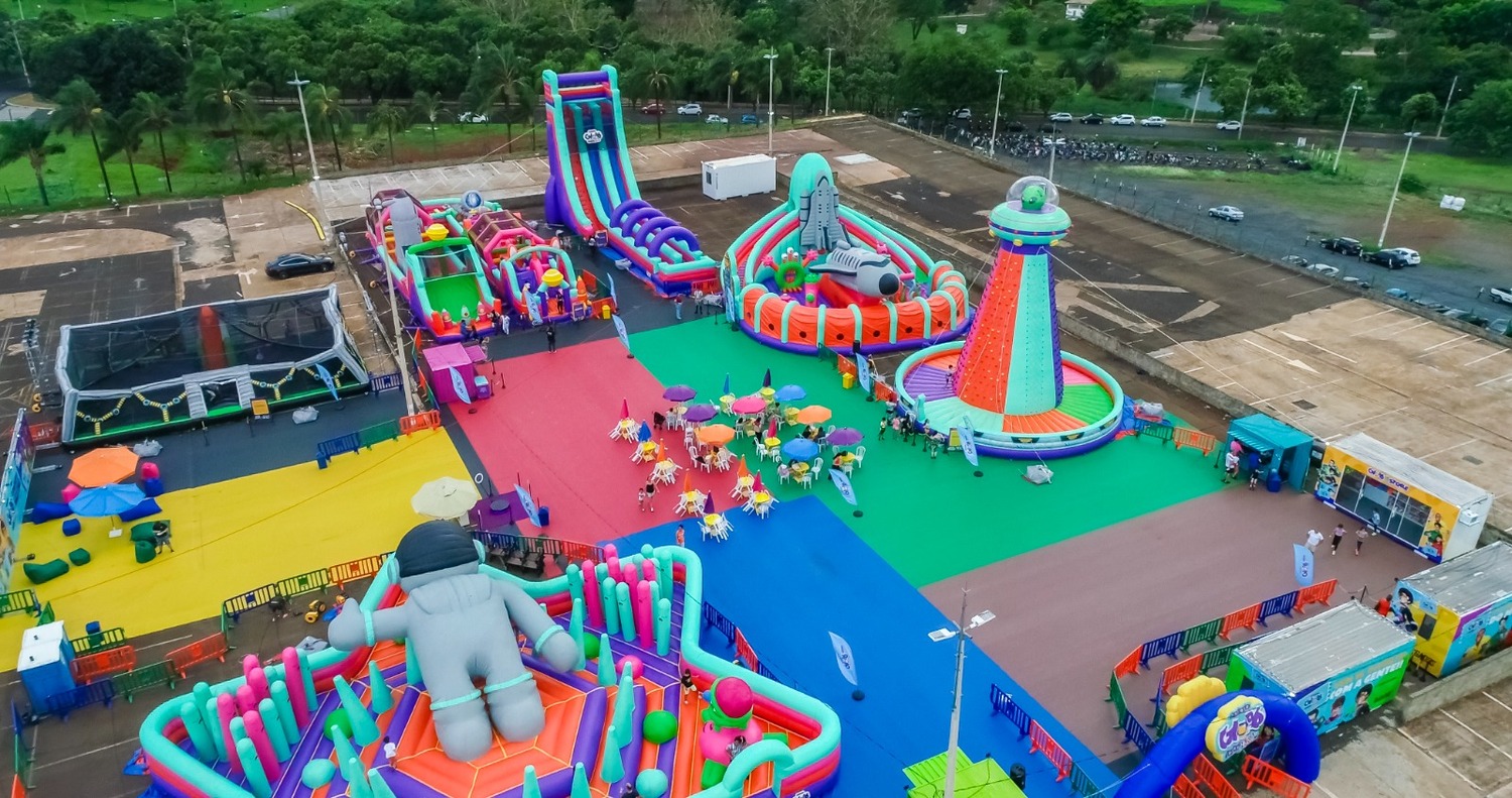 Grande estrutura: O parque possui mais de 3 mil metros quadrados, oferecendo uma ampla área de diversão para todas as idades.
