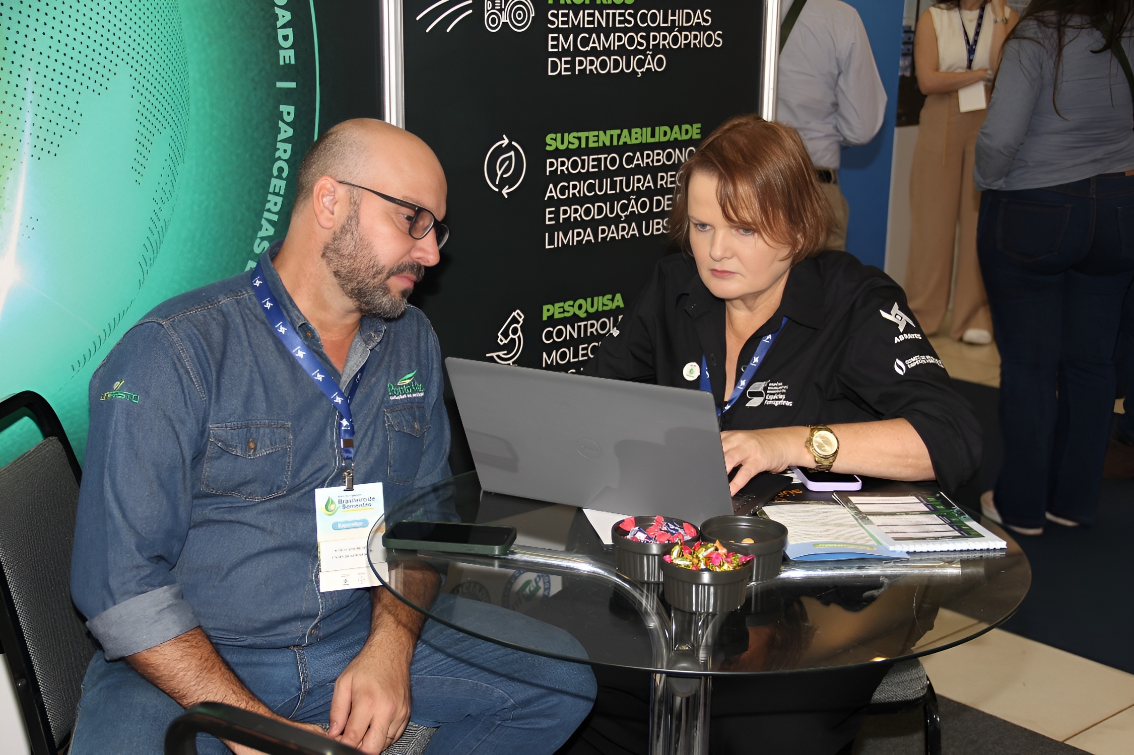 Representantes da APROSSUL e pesquisadores discutem inovações no setor de sementes forrageiras durante o XXI Congresso Brasileiro de Sementes, destacando o papel do programa Semente Legal.
