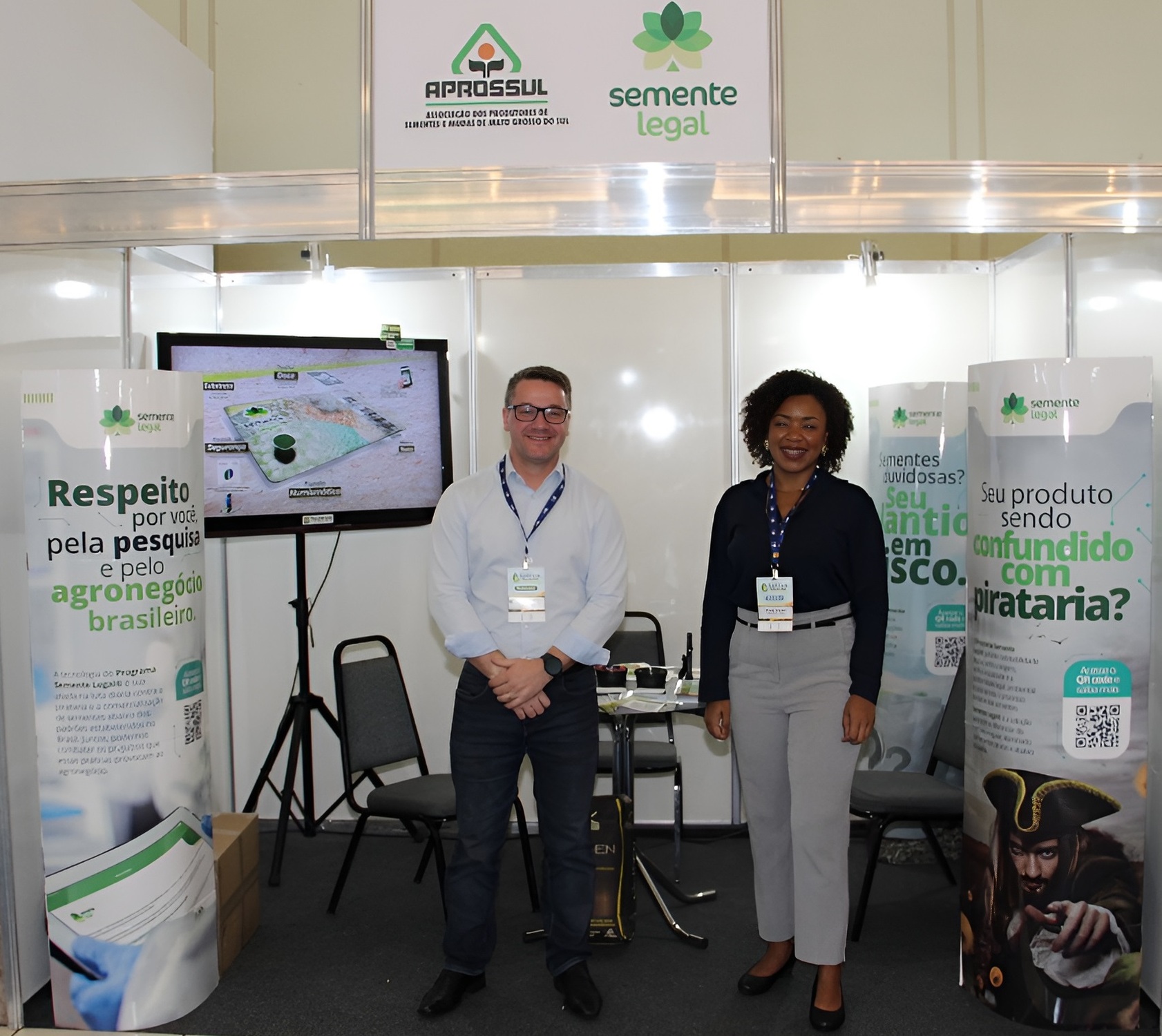 Expositores da APROSSUL no estande do programa Semente Legal, que promove a rastreabilidade e a sustentabilidade na produção de sementes, durante o congresso em Foz do Iguaçu.