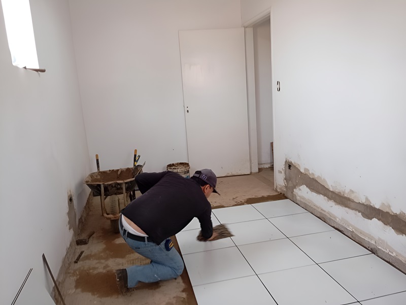 Assentamento de pisos na reforma da UBSF do Bairro Los Angeles avança. A obra, agora sob responsabilidade da Prefeitura, segue em ritmo acelerado para ser concluída nos próximos 90 dias.