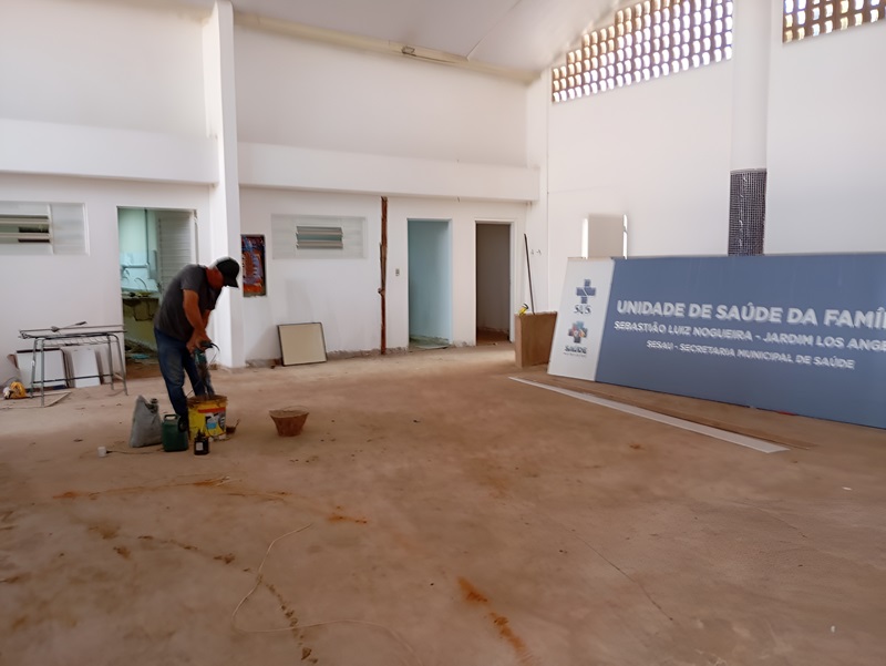 Trabalhador realiza operação de acabamento durante a reforma da UBSF Sebastião Luiz Nogueira, no Bairro Los Angeles. A Prefeitura de Campo Grande assumiu a obra com equipe própria para garantir a conclusão no prazo.