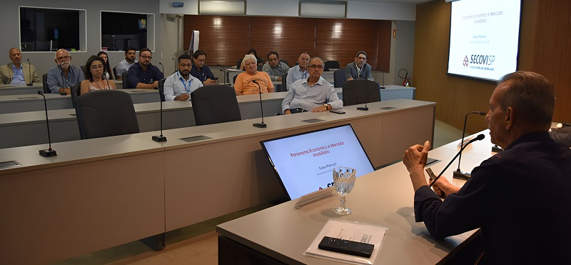 Participantes acompanham a apresentação dos dados do primeiro Censo Imobiliário de Campo Grande, com foco no panorama econômico e no mercado imobiliário, durante evento realizado na sede da Fiems