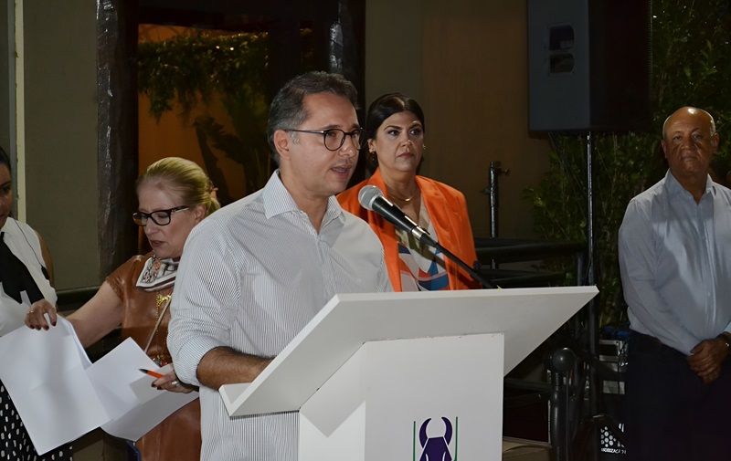 Guilherme Bumlai, presidente da Acrissul, discursa com entusiasmo sobre o sucesso do Festival Internacional da Carne