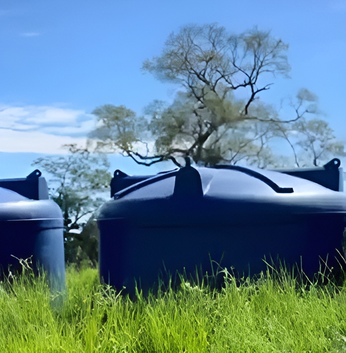 Tanques de armazenamento de água na Fazenda Caiman, parte das estratégias de adaptação para enfrentar incêndios futuros, garantindo abastecimento hídrico em áreas críticas do Pantanal.