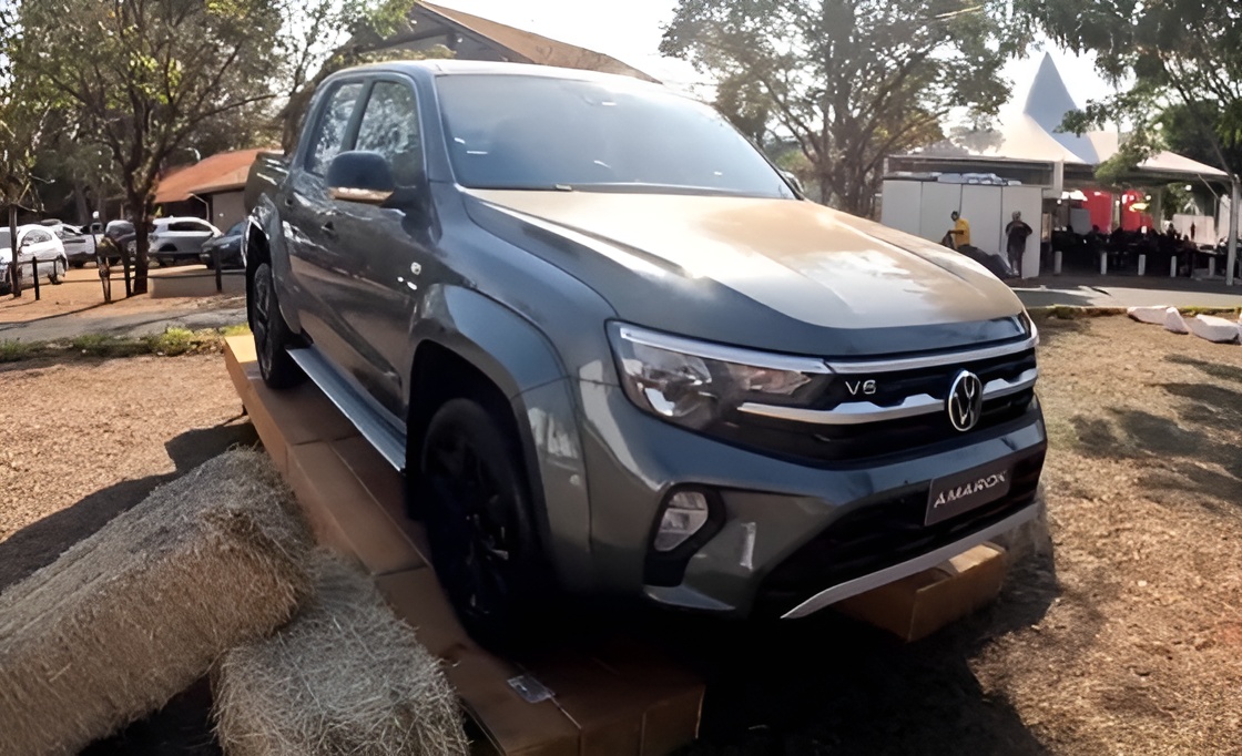 A Volkswagen Amarok V6 2025 em exposição, com seu design renovado e visual agressivo que promete atrair os amantes de picapes potentes.