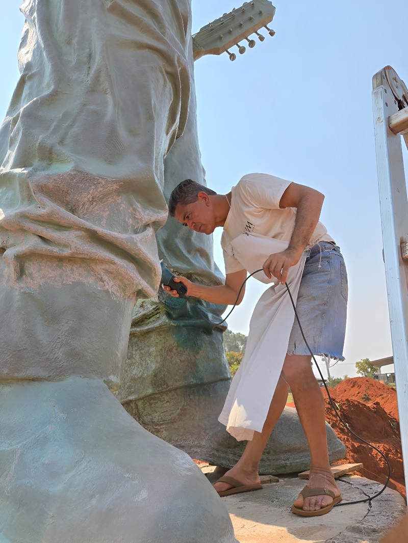 O escultor Juvenal Irene faz os últimos ajustes na estátua de João Carreiro, em Campo Grande.